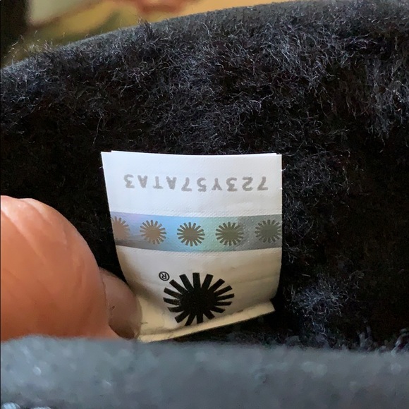 NEW UGG CLASSIC SHORT STARGIRL BLACK - Picture 6 of 8